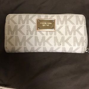 Michael Kors Women’s Zipper Wallet!